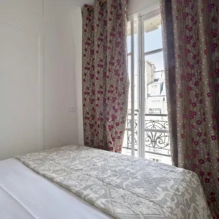 Cosy Flat For 3p In The 16th District Parigi